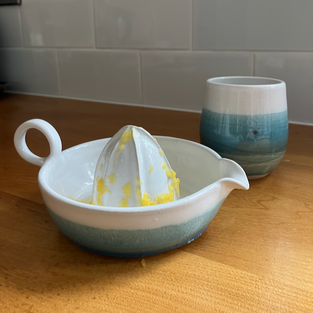 Citrus squeezer in action